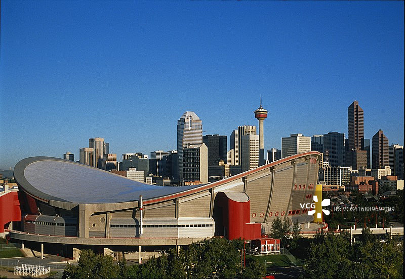 加拿大大阿尔伯塔省卡尔加里城市天际线与鞍形穹顶图片素材