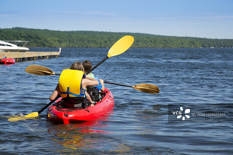 孩子们划皮划艇图片素材