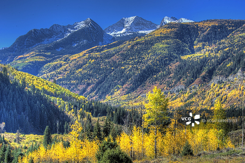 科罗拉多州麦克卢尔山口的椅子山秋景图片素材