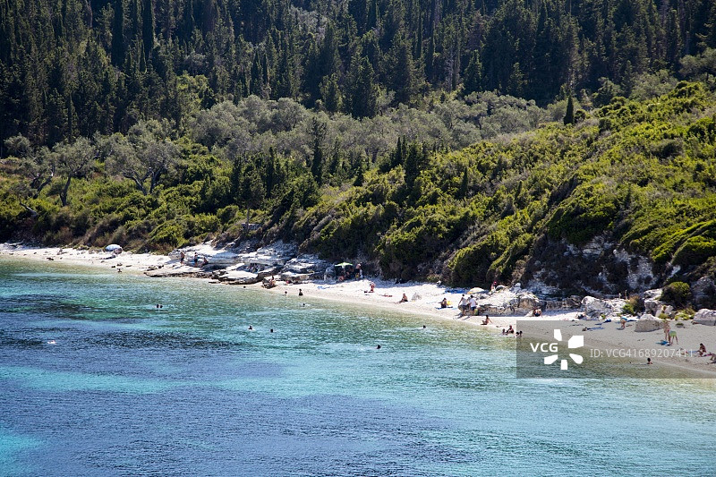 人们在海滩上放松的俯视图图片素材