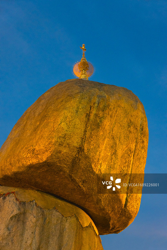 日落时分的金色岩石图片素材