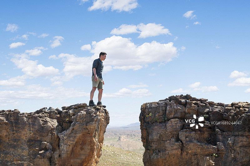 男人在裂缝处沉思图片素材