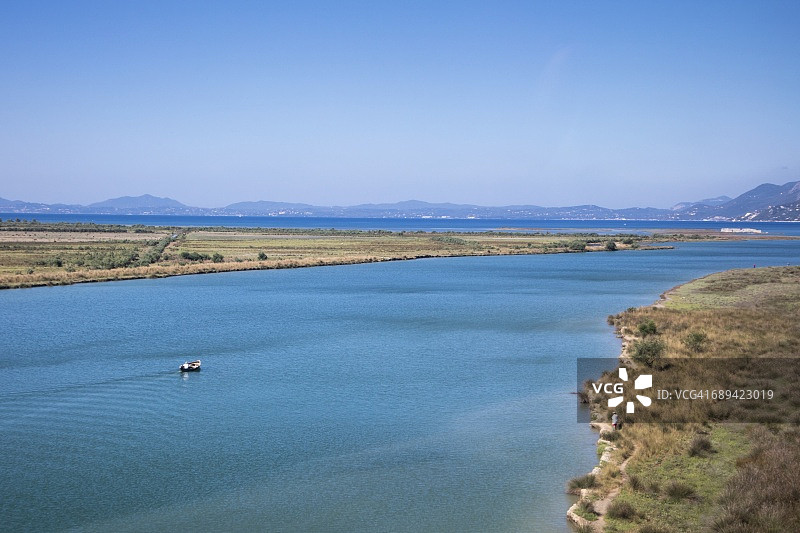 布特林特附近维瓦里海峡的渔船图片素材