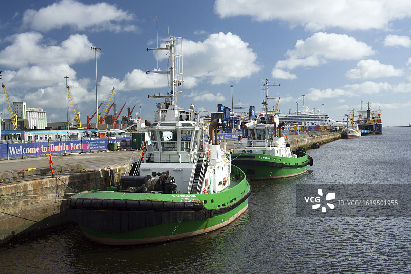 爱尔兰都柏林港口的拖船图片素材