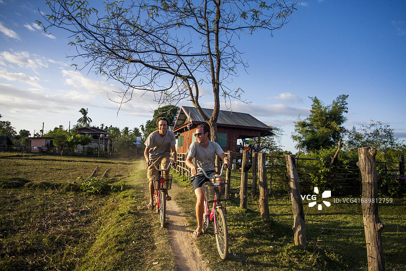 朋友们骑自行车探索东德岛图片素材
