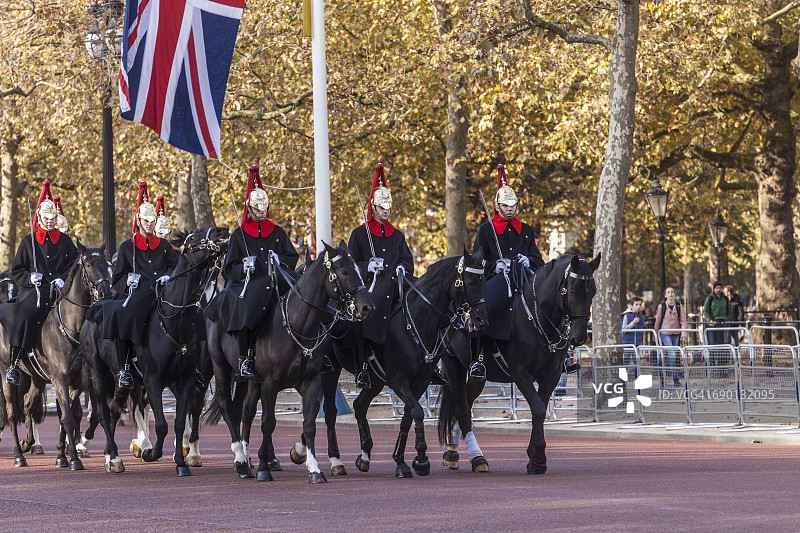 伦敦林荫路上的女王卫队图片素材