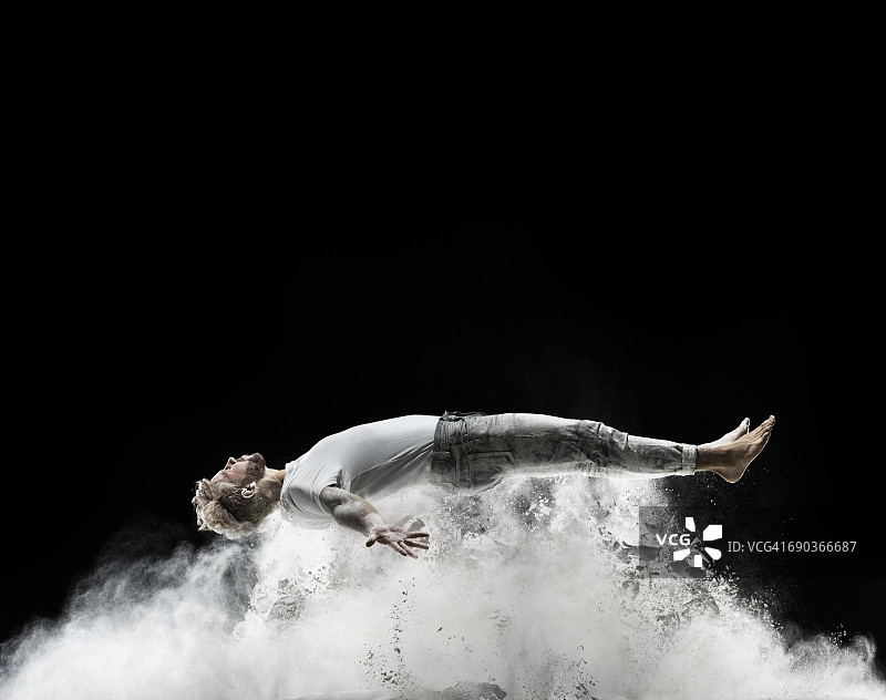 撒着白色粉末的年轻男人图片素材