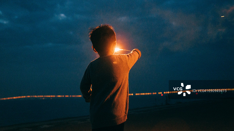 玩烟花的男孩图片素材