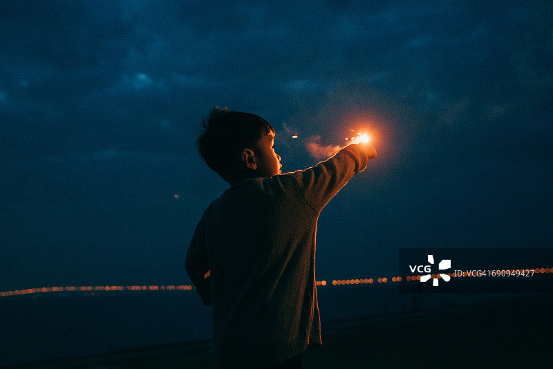 玩烟花的男孩图片素材