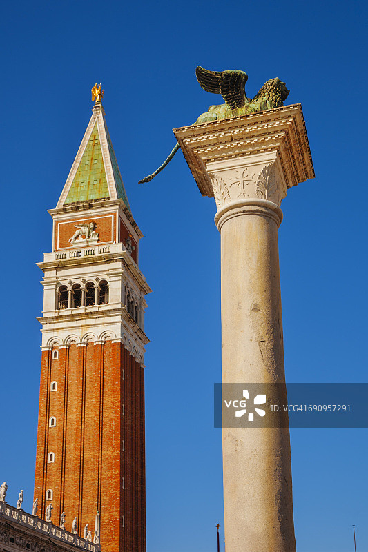 圣马可钟楼和带翼狮子的柱子图片素材
