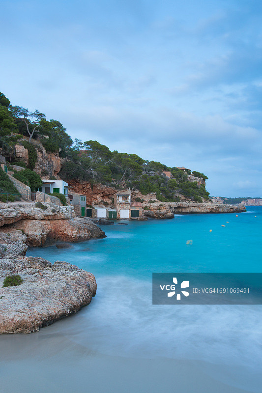 黄昏时分卡拉隆巴兹海湾的沙滩图片素材