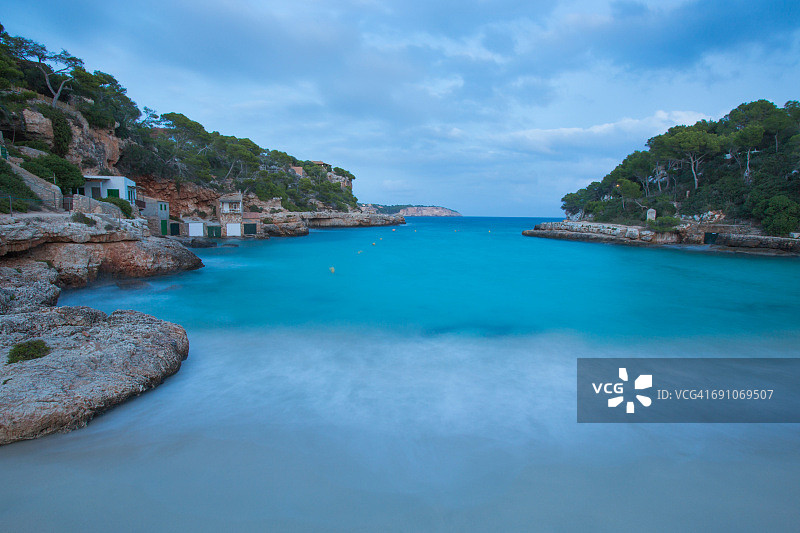 黄昏时分卡拉隆巴兹海湾的沙滩图片素材