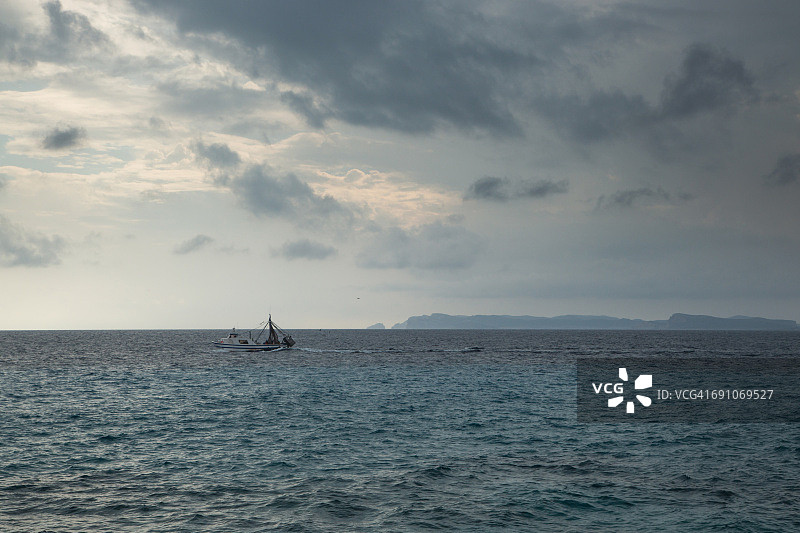 暴风雨中的渔船与卡夫雷拉岛图片素材