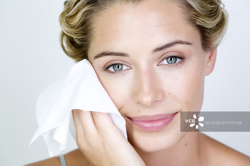 女人用湿巾清洁面部图片素材