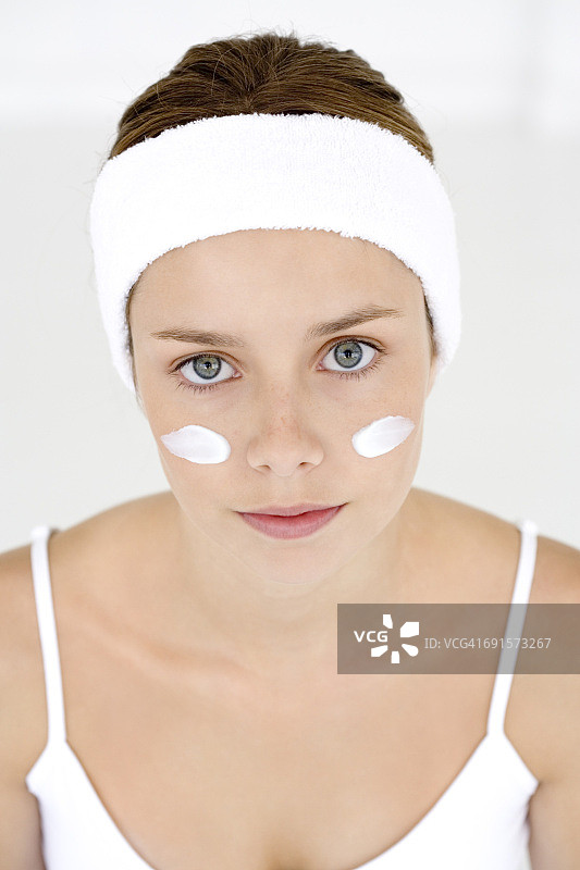 涂抹面霜的少女图片素材