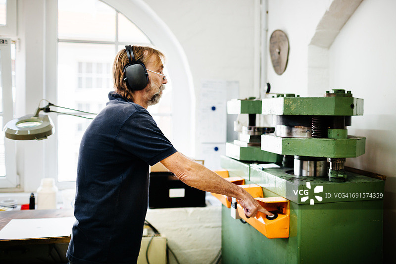 在冲床上工作的工人图片素材