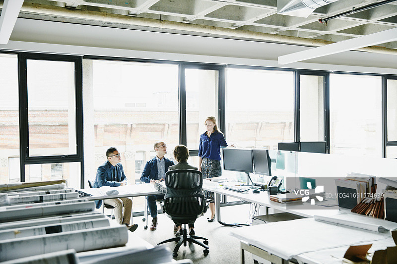 建筑师在工作站讨论项目图片素材