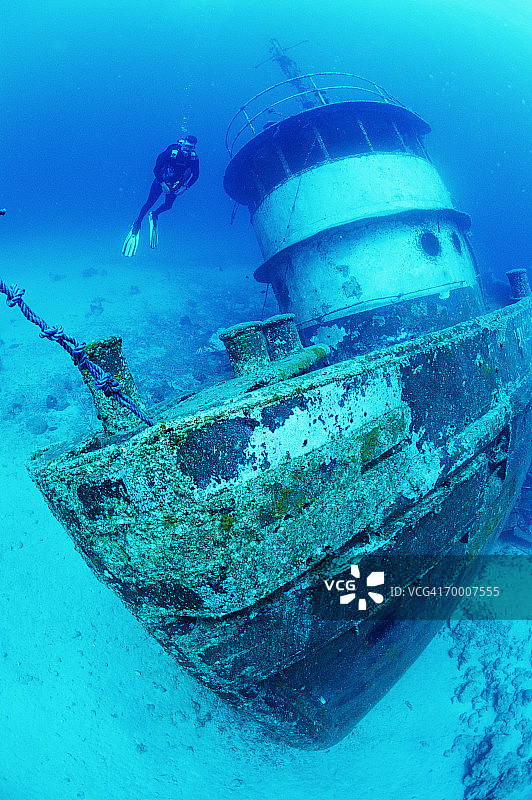 多米尼加共和国水下公园沉船和潜水员图片素材