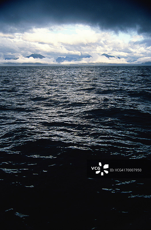 美国阿拉斯加州阿德默勒尔蒂岛，查塔姆海峡，汹涌的海面图片素材