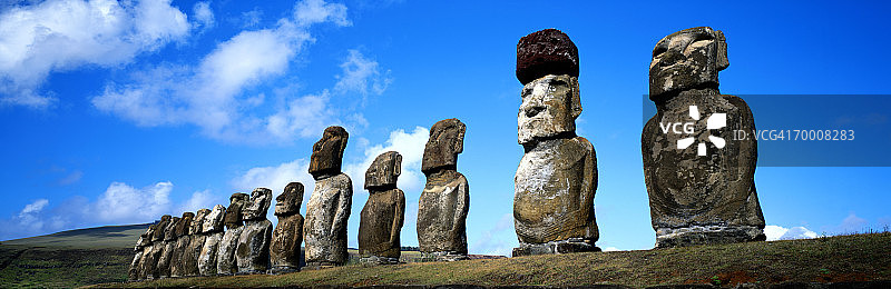 智利复活节岛阿胡·汤加里基遗址的摩艾雕像图片素材