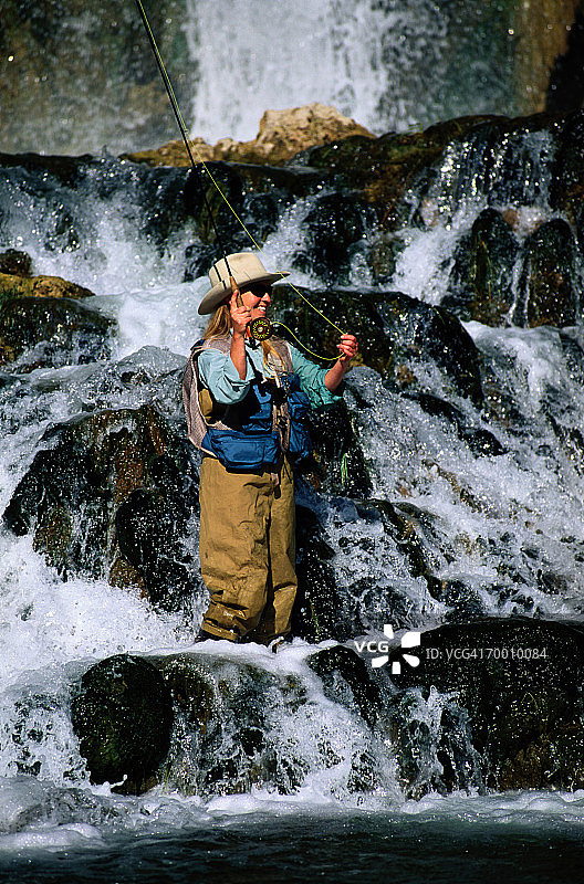 美国爱达荷州瀑布溪女子飞蝇钓鱼特写图片素材