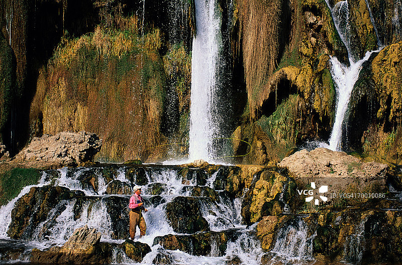 在爱达荷州蛇河瀑布溪飞蝇钓鱼的男人图片素材