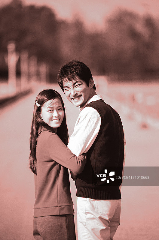 年轻情侣手挽着手，面带微笑（已调色）图片素材