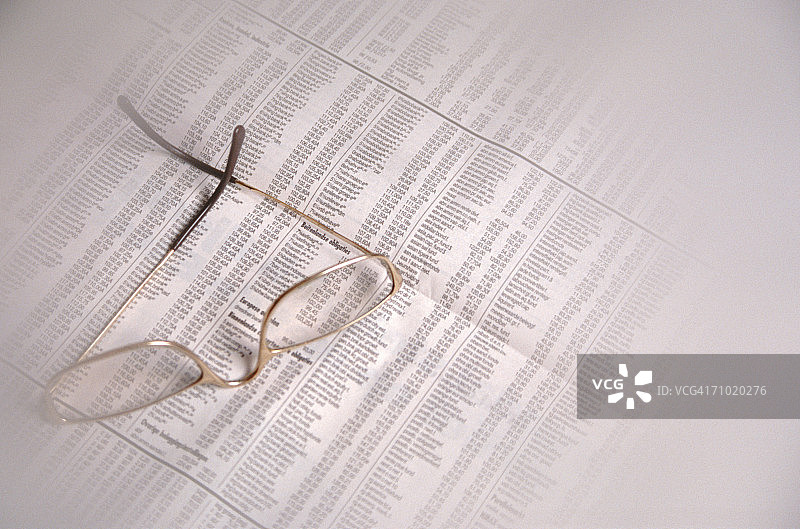 财经报纸上的眼镜图片素材