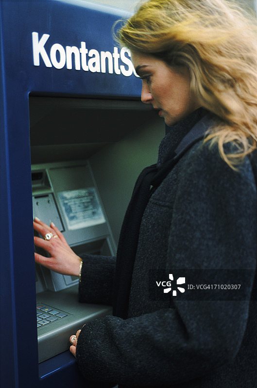 在自动柜员机前的女人图片素材