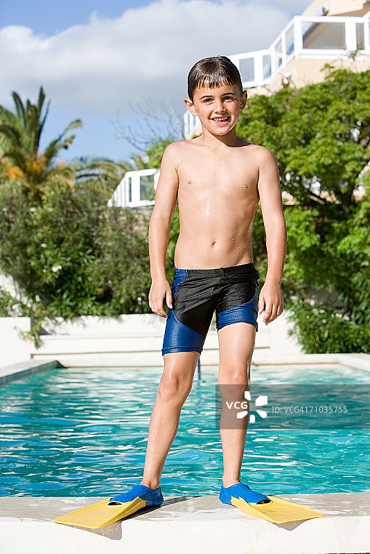 泳池边的年轻男孩肖像图片素材