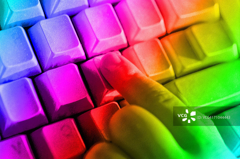 特写：人物按压电脑键盘图片素材