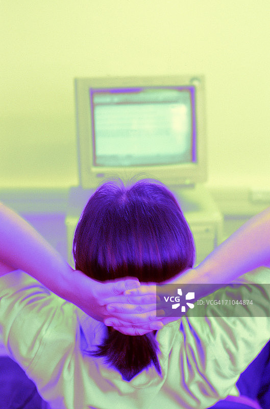 女人在办公室双手抱头坐着图片素材