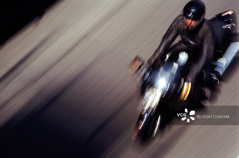男人骑摩托车动态模糊图片素材