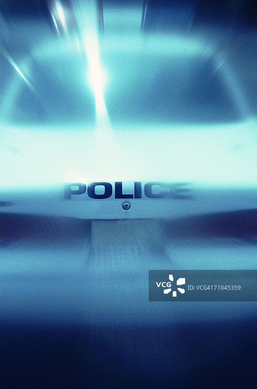 夜晚道路上的警车（动态模糊）图片素材