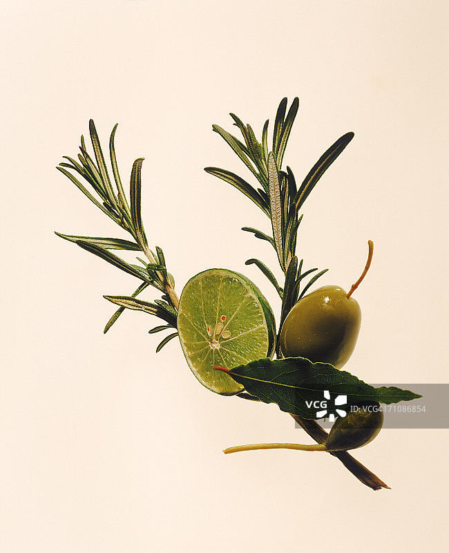 迷迭香与柠檬切片特写图片素材