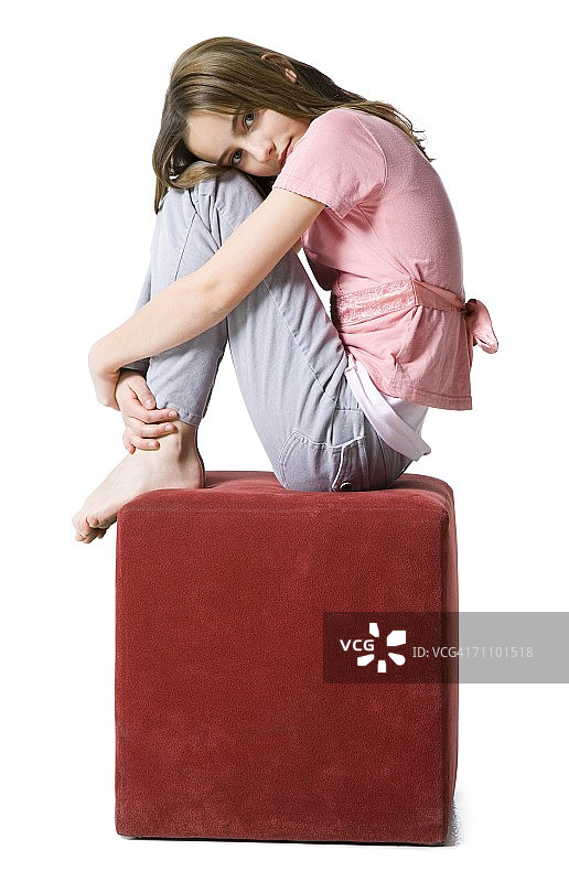 坐在凳子上的女孩的侧面照图片素材