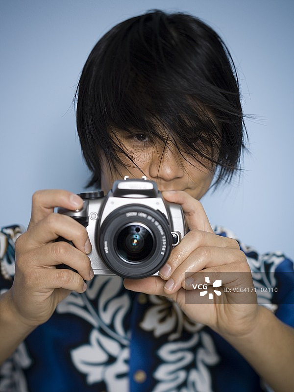 用相机拍照的年轻男人肖像图片素材