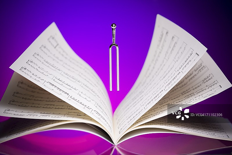 音叉和乐谱特写图片素材