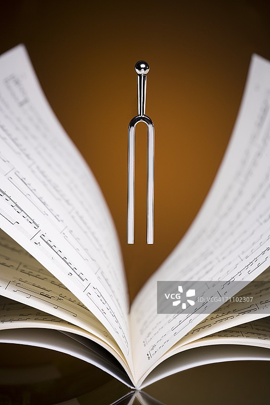 音叉和乐谱特写图片素材