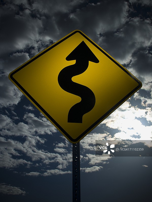 双弯路标志的仰视角度图片素材