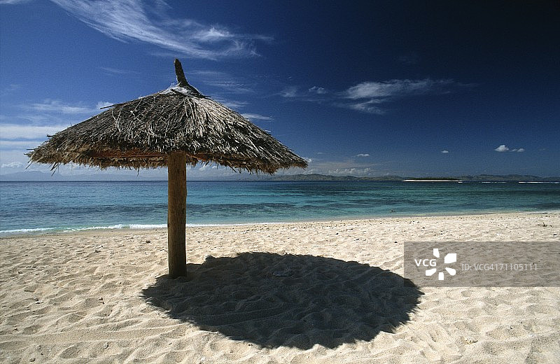 海滩上的传统茅草海滩遮阳棚图片素材