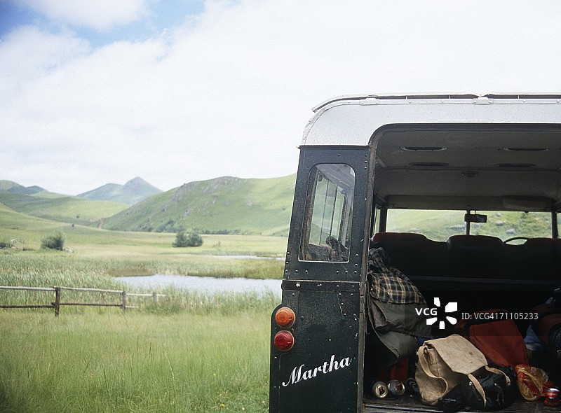 乡村环境中的4X4越野车后视图图片素材