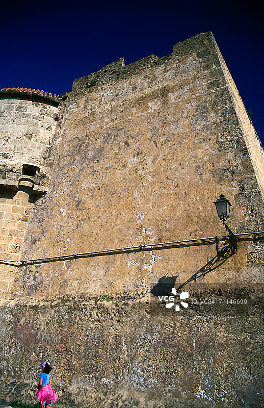 阿尔盖罗马达莱纳堡，穿着色彩鲜艳的年轻女孩图片素材