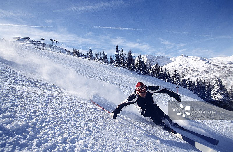 男人滑雪下坡图片素材