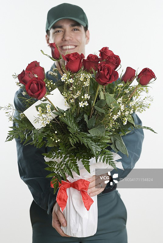邮递员带着一束玫瑰图片素材