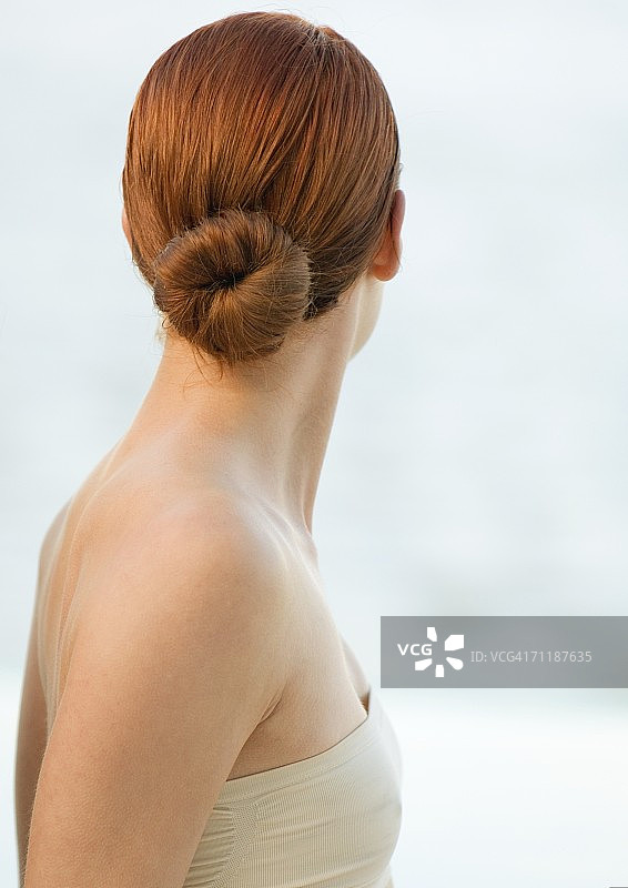 扎发髻、穿无肩带上衣的红发女人（背面）图片素材