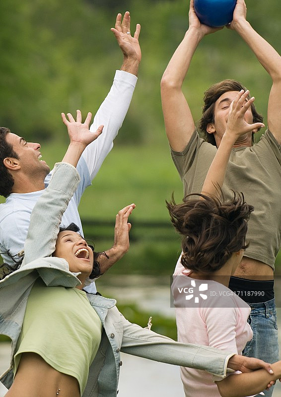 一群年轻的成年朋友在玩球图片素材