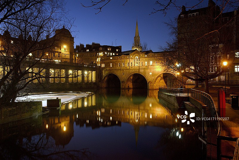夜晚的普尔特尼桥和埃文河，位于英国巴斯，联合国教科文组织世界遗产图片素材