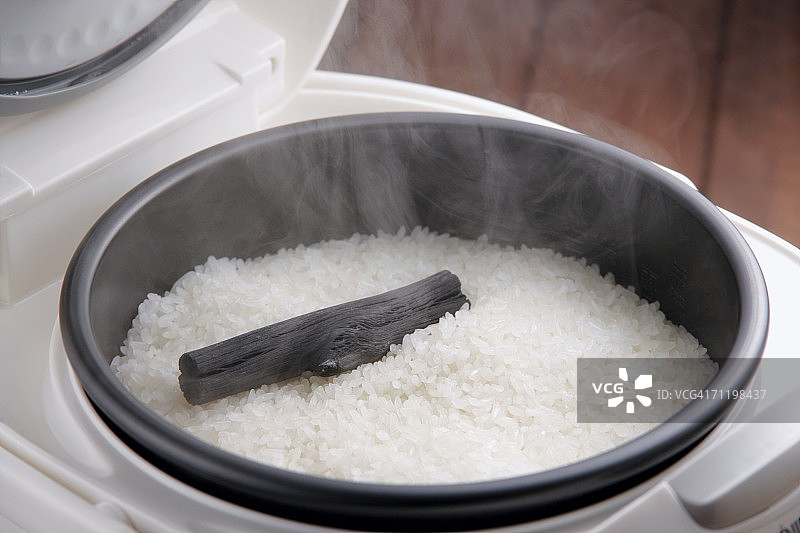 电饭煲蒸饭图片素材