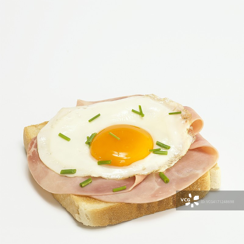 吐司配煎蛋和火腿，特写，俯瞰图片素材
